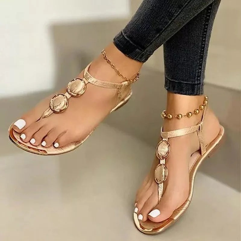 Sandales plates été – style bohème chic avec détails métalliques et bride ajustable