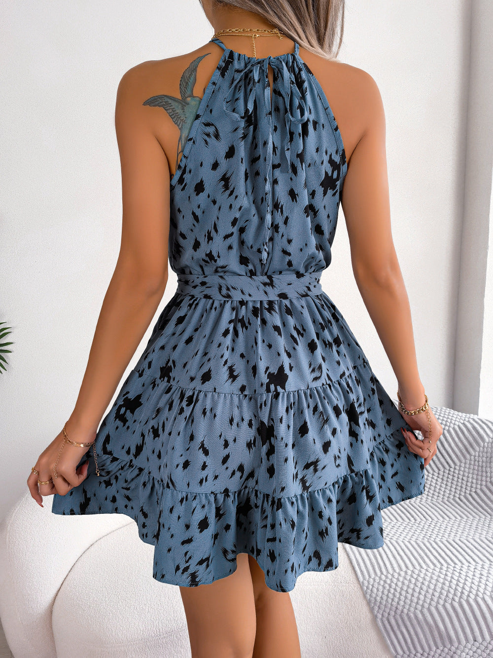 Robe courte à imprimé léopard – col noué, dos nu et volantée