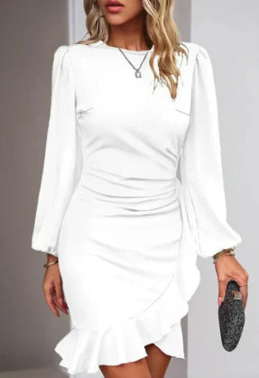Robe courte chic – manches longues bouffantes et volant asymétrique