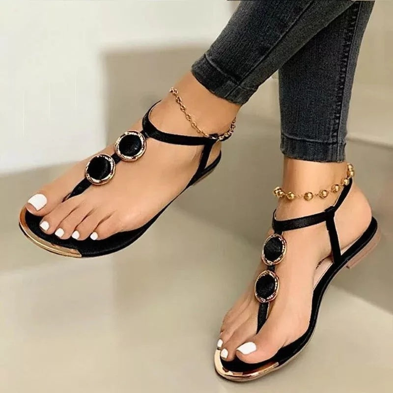 Sandales plates été – style bohème chic avec détails métalliques et bride ajustable