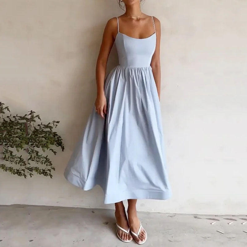 Robe longue fluide – fines bretelles, taille cintrée et coupe élégante