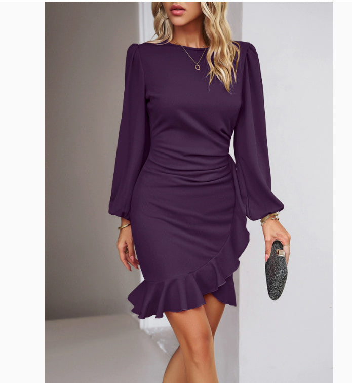 Robe courte chic – manches longues bouffantes et volant asymétrique