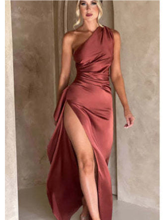 Robe longue satinée – une épaule, dos nu, fente haute, coupe ajustée