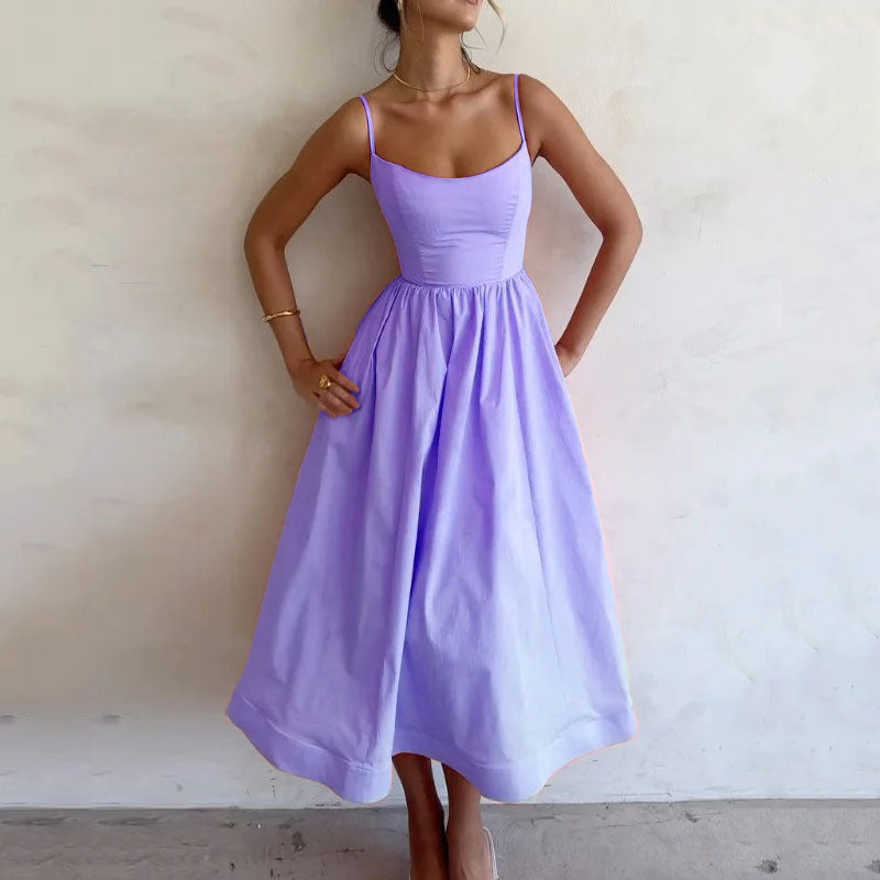 Robe longue fluide – fines bretelles, taille cintrée et coupe élégante