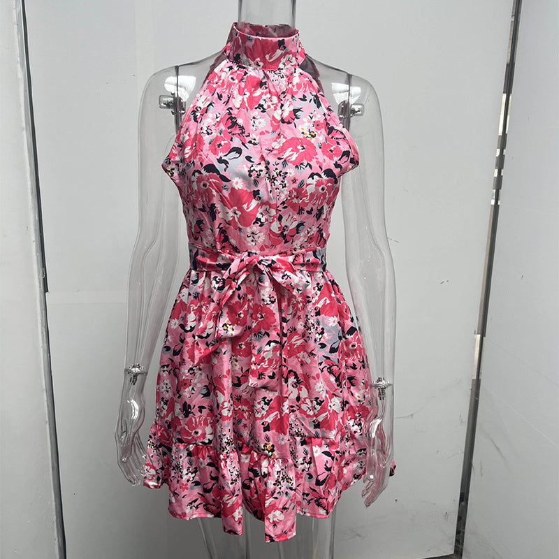 Robe courte d’été à fleurs – col montant et taille ceinturée