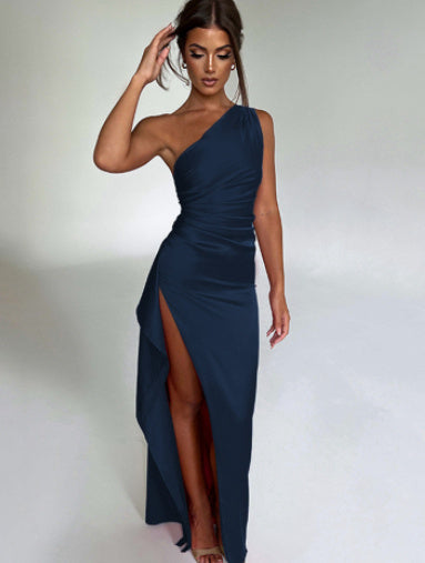 Robe longue satinée – une épaule, dos nu, fente haute, coupe ajustée