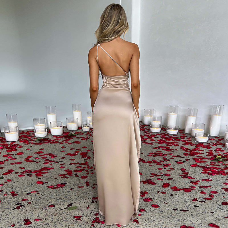 Robe longue satinée – une épaule, dos nu, fente haute, coupe ajustée