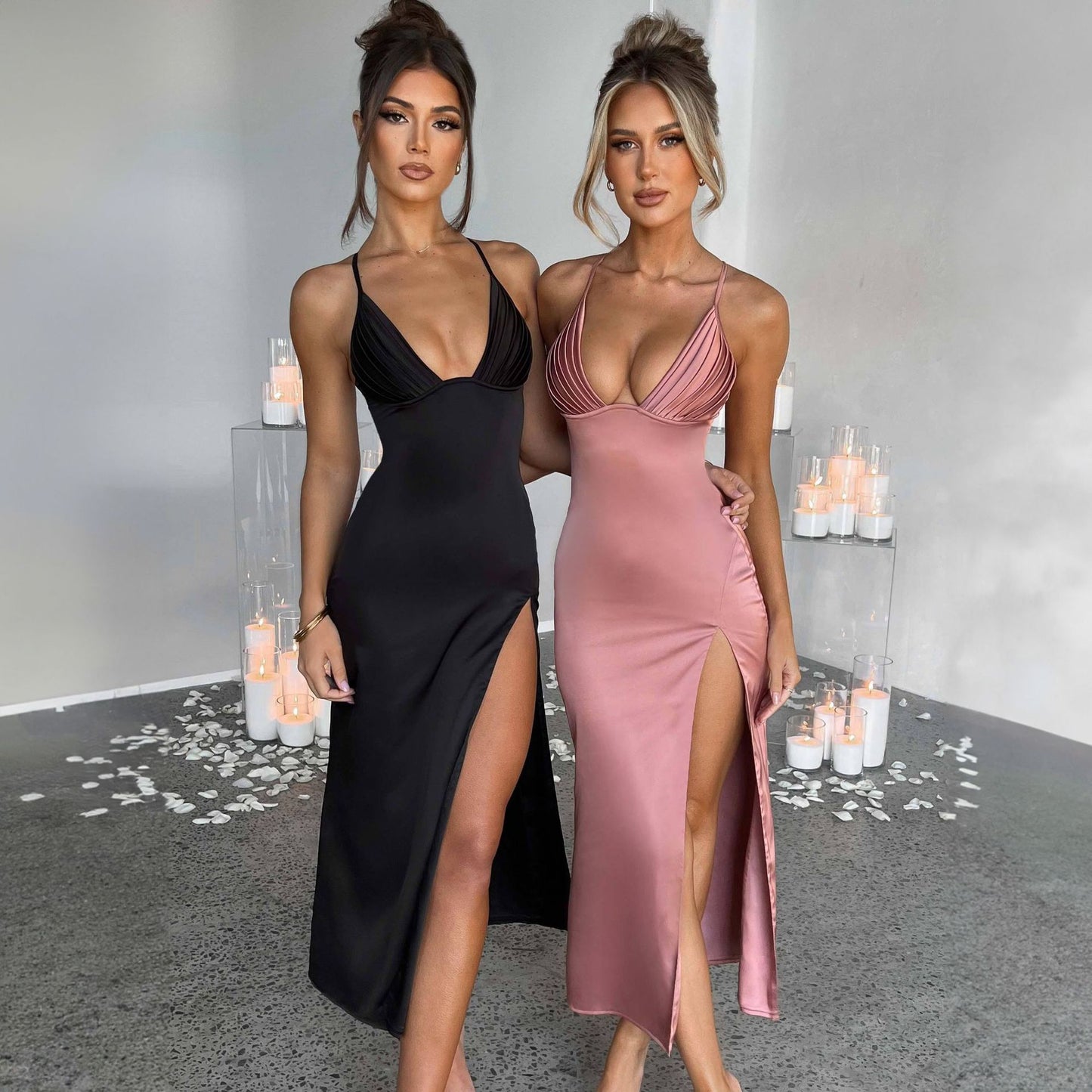 Robe longue satinée – col V profond, dos nu et fente élégante