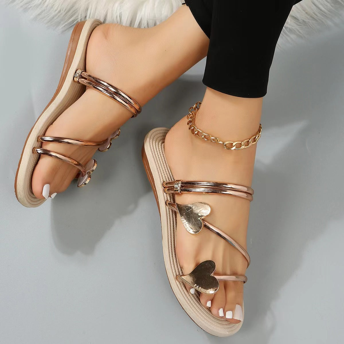 Sandales plates cœur – élégantes, confortables et parfaites pour l’été