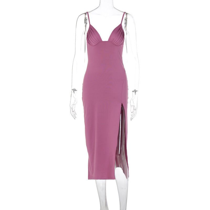 Robe longue satinée – col V profond, dos nu et fente élégante