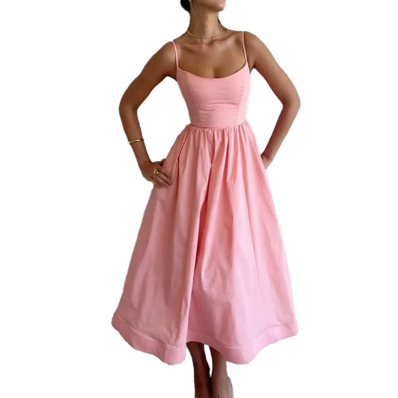 Robe longue fluide – fines bretelles, taille cintrée et coupe élégante