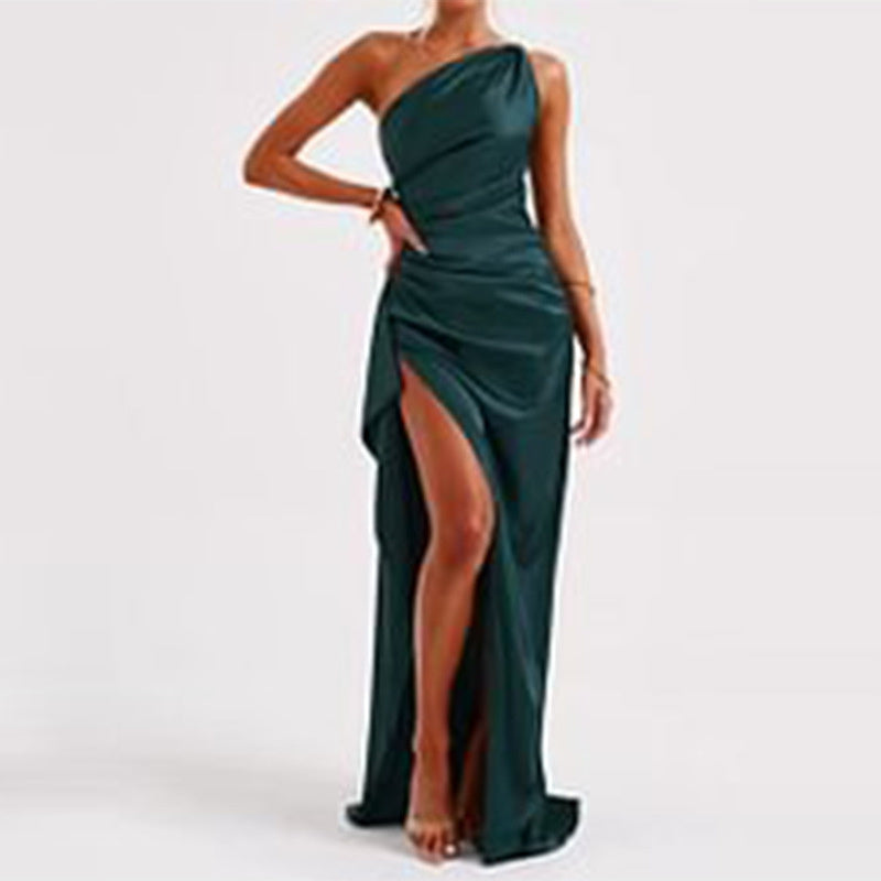 Robe longue satinée – une épaule, dos nu, fente haute, coupe ajustée