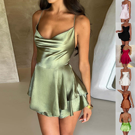 Robe courte satinée – coupe évasée