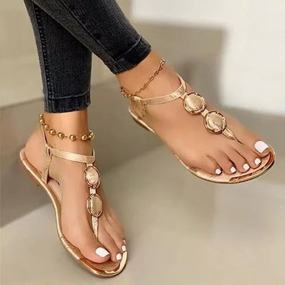 Sandales plates été – style bohème chic avec détails métalliques et bride ajustable