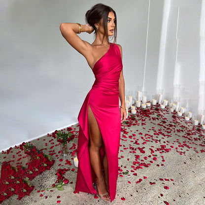 Robe longue satinée – une épaule, dos nu, fente haute, coupe ajustée