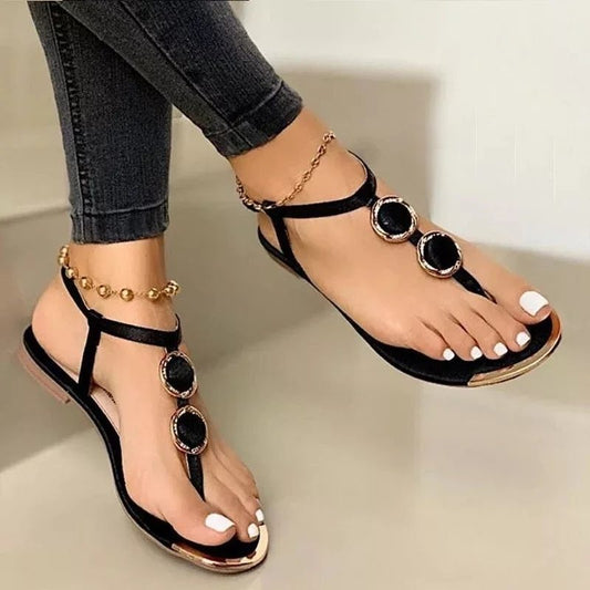 Sandales plates été – style bohème chic avec détails métalliques et bride ajustable