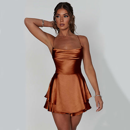 Robe courte satinée – coupe évasée
