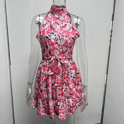 Robe courte d’été à fleurs – col montant et taille ceinturée