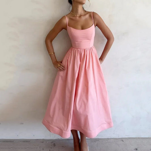 Robe longue fluide – fines bretelles, taille cintrée et coupe élégante
