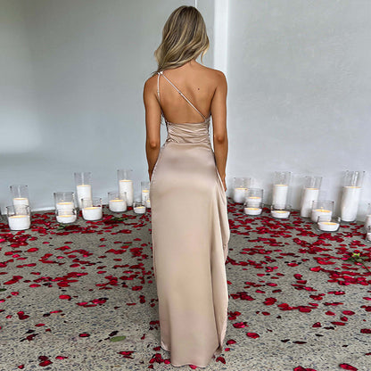 Robe longue satinée – une épaule, dos nu, fente haute, coupe ajustée