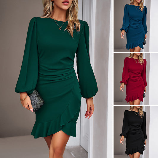 Robe courte chic – manches longues bouffantes et volant asymétrique