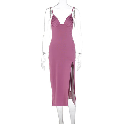 Robe longue satinée – col V profond, dos nu et fente élégante